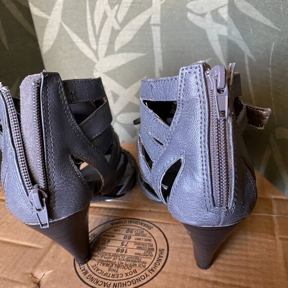 GUC~.MAURICES  back zip  gladiator 3"heel sandals 6.5 M - Picture 6 of 14